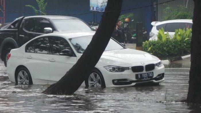 Akibat banjir simak asuransi pengajuan mobil Akibat banjir simak asuransi pengajuan mobil